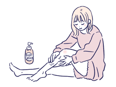 足の保湿をする女性